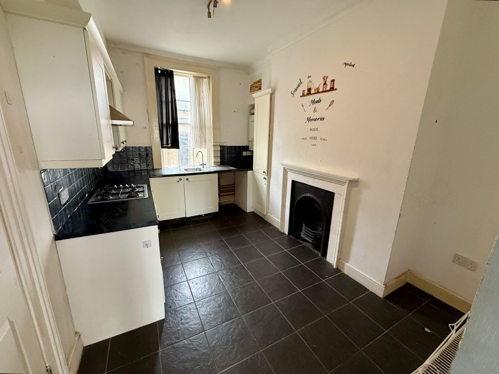 Lot: 88 - VACANT FOUR STOREY PROPERTY IN TOWN CENTRE - Maisonette - first floor - kitchen